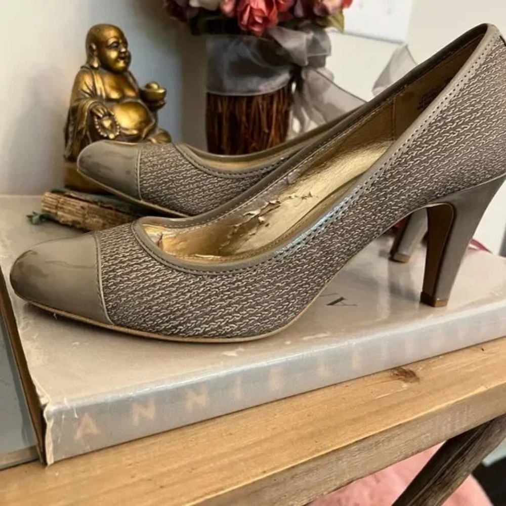 Luxe women’s heels.  Size 10M.
